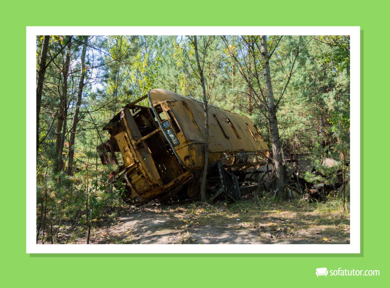 Überreste eines Busses in der Sperrzone von Tschernobyl