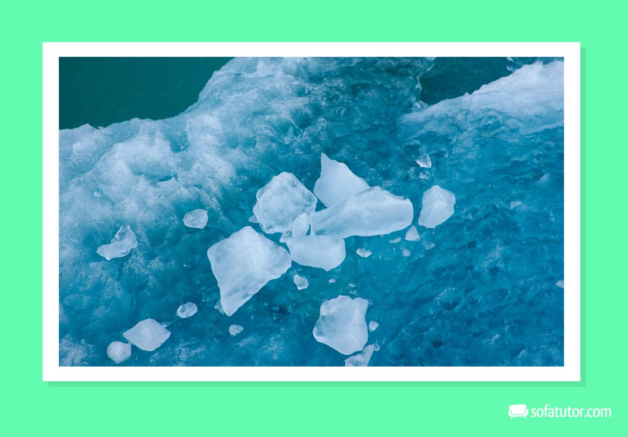 Eisscholle, die auf Wasser schwimmt