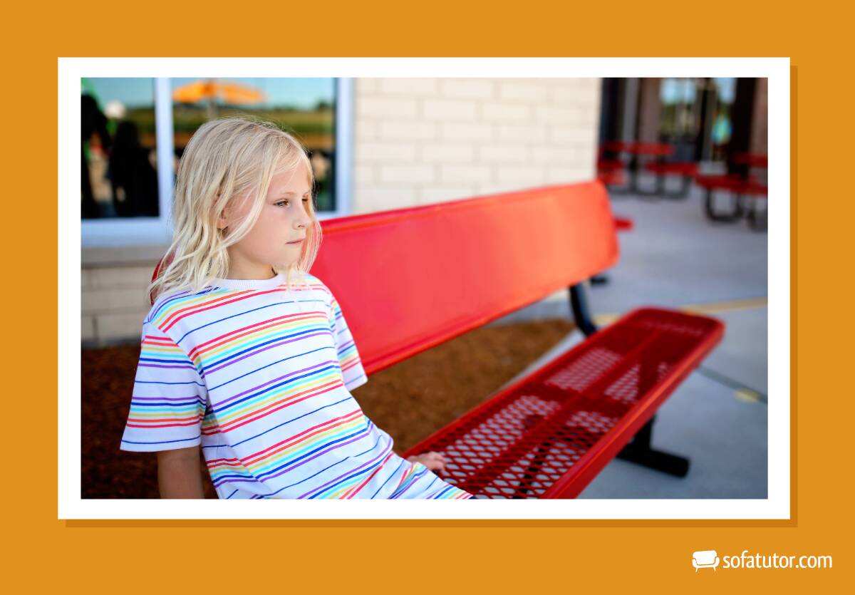 Kind alleine auf dem Schulhof