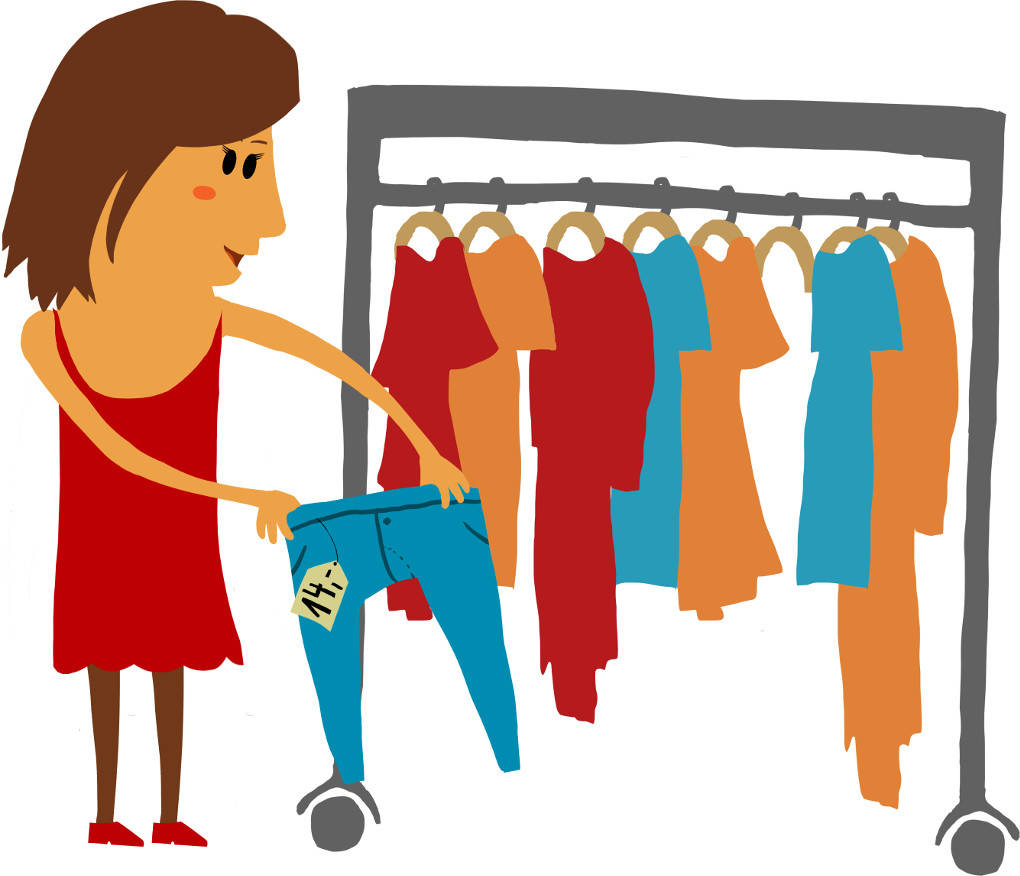 Die Verkäuferin gibt dem Jungen die Hose